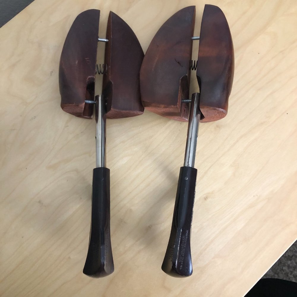 ROCHESTER SHOE TREE CO. Protective Cedar Wood Shoe Tree -Adjustable